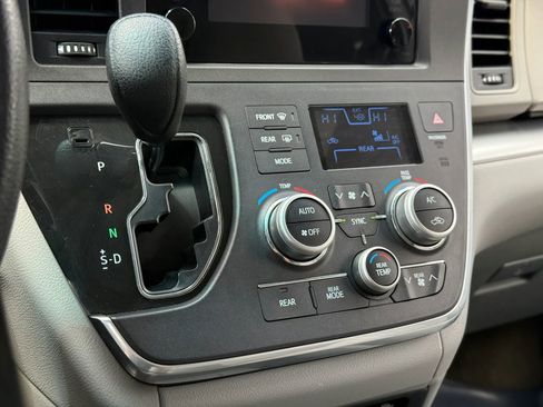 Used 2015 Toyota Sienna L FWD image 14