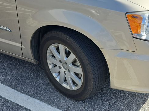 Used 2014 Chrysler Town & Country Touring image 3