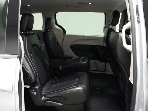 Used 2024 Chrysler Pacifica Touring-L FWD image 16