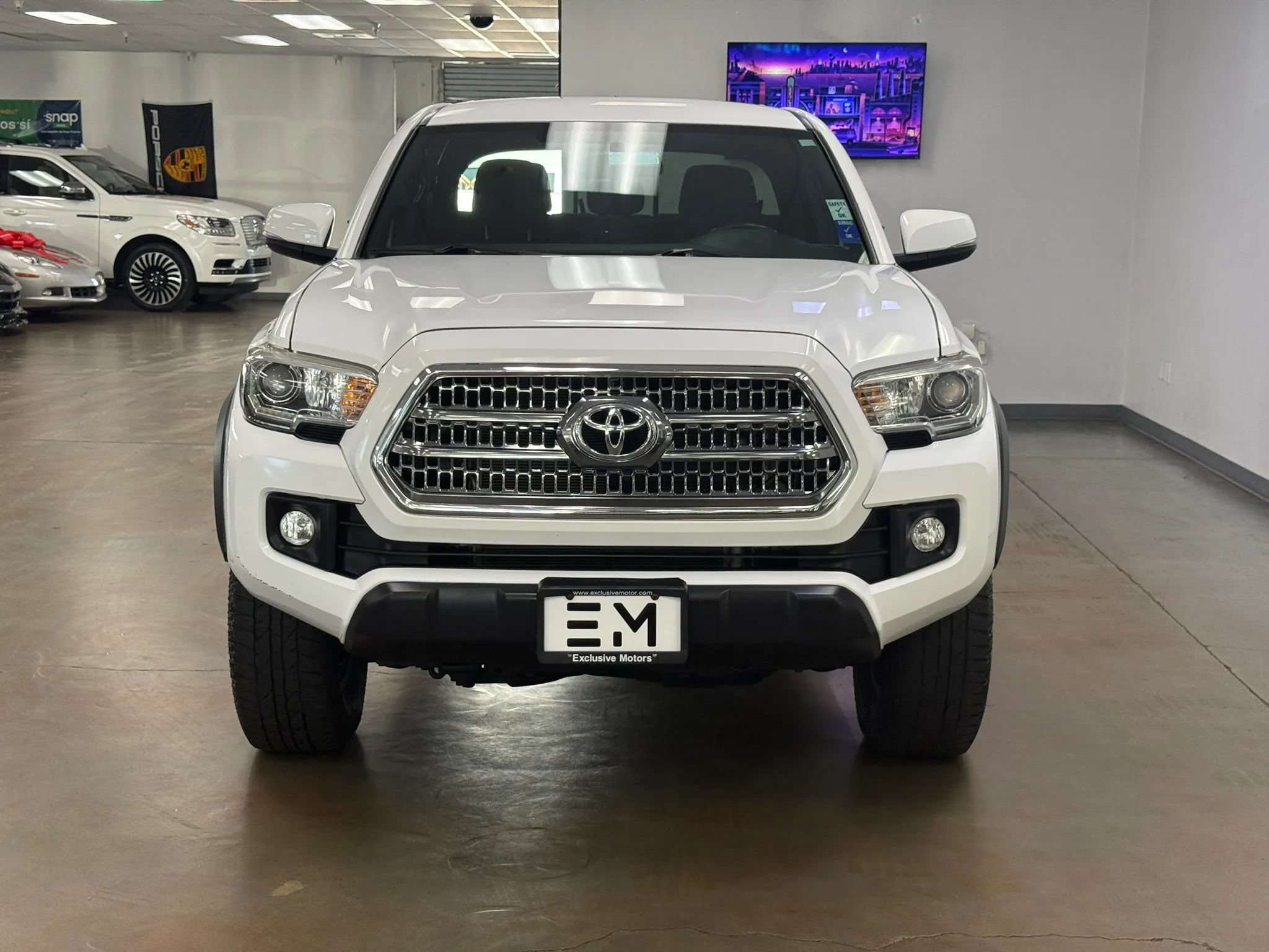 Used 2017 Toyota Tacoma TRD Off-Road w/ Tow Package AWD/4WD image 3