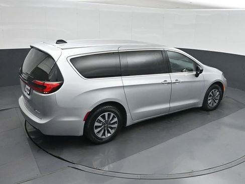 Used 2024 Chrysler Pacifica Limited FWD image 32