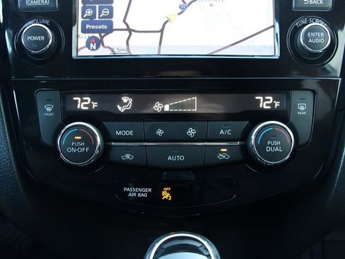 Used 2017 Nissan Rogue SV w/ SV Premium Package image 18