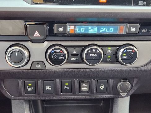 Used 2017 Toyota Tacoma TRD Sport AWD/4WD image 14
