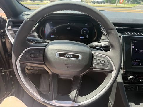 Used 2025 Jeep Grand Cherokee 4WD image 30