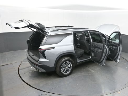 Used 2025 Chevrolet Traverse LT image 42