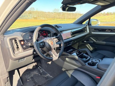 Certified 2025 Porsche Cayenne Coupe image 4