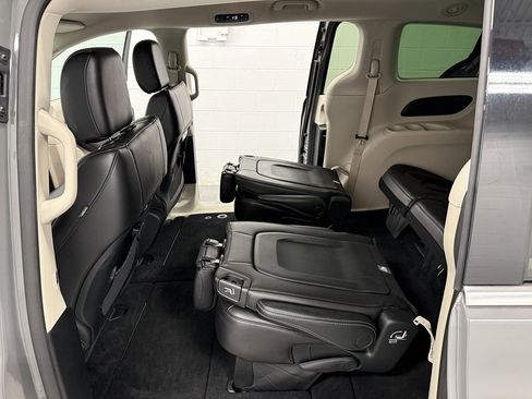 Used 2023 Chrysler Pacifica Touring-L image 15