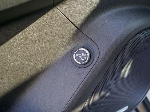 Used 2023 GMC Acadia SLT w/ Elevation Edition image 19