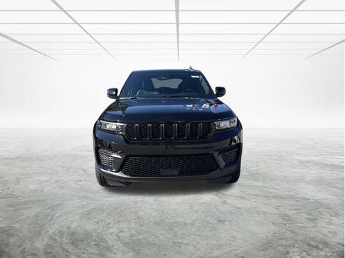 New 2025 Jeep Grand Cherokee Altitude image 8