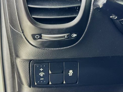 Used 2018 Kia Soul + FWD image 11