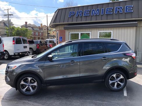 Used 2017 Ford Escape SE w/ Equipment Group 201A AWD/4WD image 2