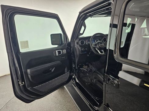 Used 2023 Jeep Wrangler Unlimited Sahara w/ Cold Weather Group AWD/4WD image 19