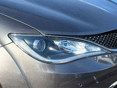 Used 2017 Chrysler Pacifica Limited image 5