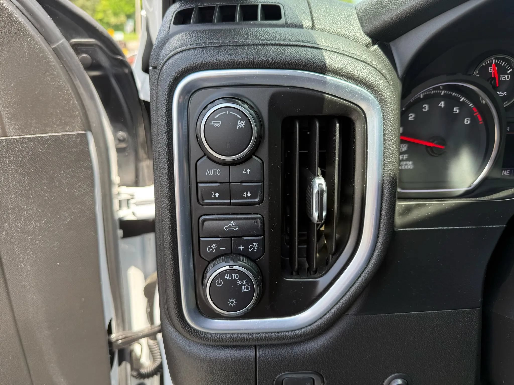 Used 2019 Chevrolet Silverado 1500 LT w/ Z71 Off-Road Package AWD/4WD image 12