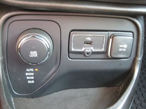Used 2017 Jeep Renegade Latitude w/ Cold Weather Group AWD/4WD image 37