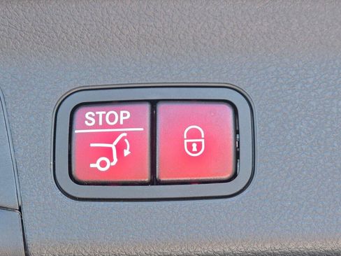 Used 2024 Mercedes-Benz GLS 450 4MATIC image 25