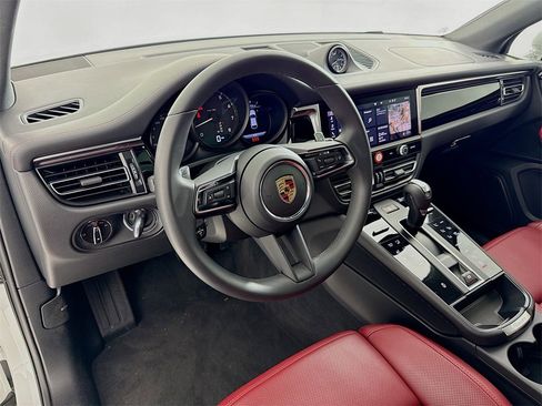 Used 2025 Porsche Macan image 4