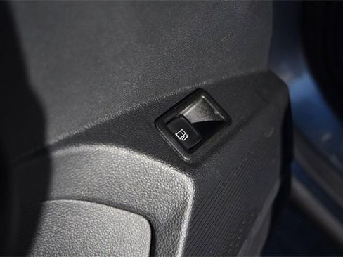 Certified 2022 Volkswagen Taos SE image 9