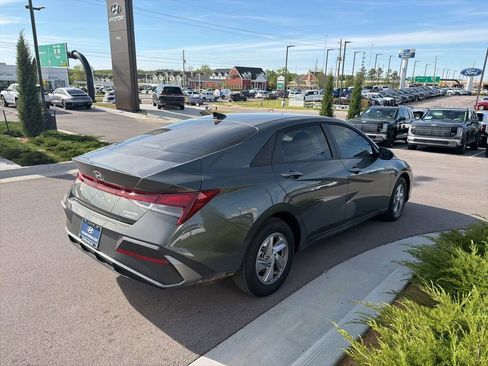Certified 2025 Hyundai Elantra SE image 6