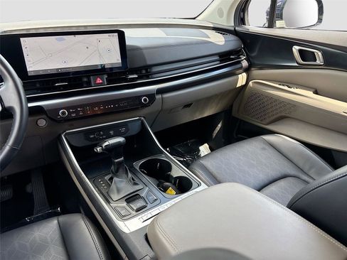 Used 2025 Kia Carnival FWD image 23