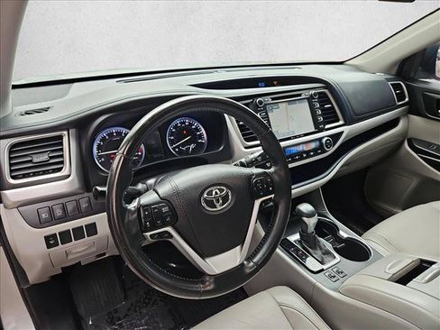 Used 2017 Toyota Highlander XLE AWD/4WD image 10