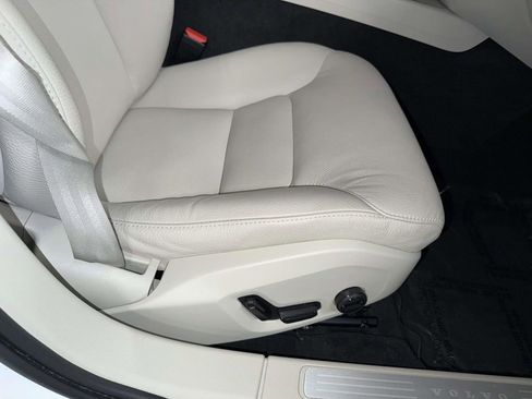 Used 2023 Volvo V60 B5 Cross Country Plus w/ Climate Package image 15