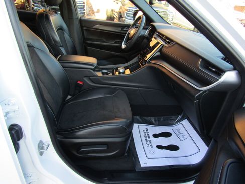 Used 2024 Jeep Grand Cherokee Altitude AWD/4WD image 17
