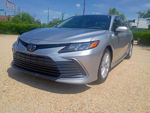Used 2024 Toyota Camry LE w/ Convenience Package FWD image 4