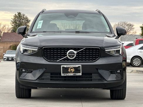 Used 2025 Volvo XC40 B5 Plus image 9