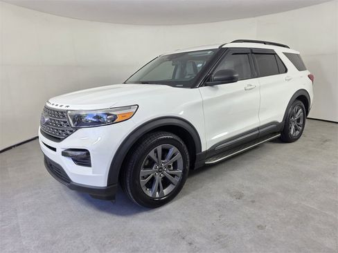 Used 2021 Ford Explorer XLT w/ Equipment Group 202A image 8