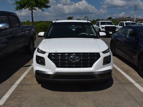 Used 2023 Hyundai Venue SEL FWD image 2