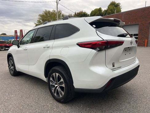 Used 2022 Toyota Highlander XLE image 3