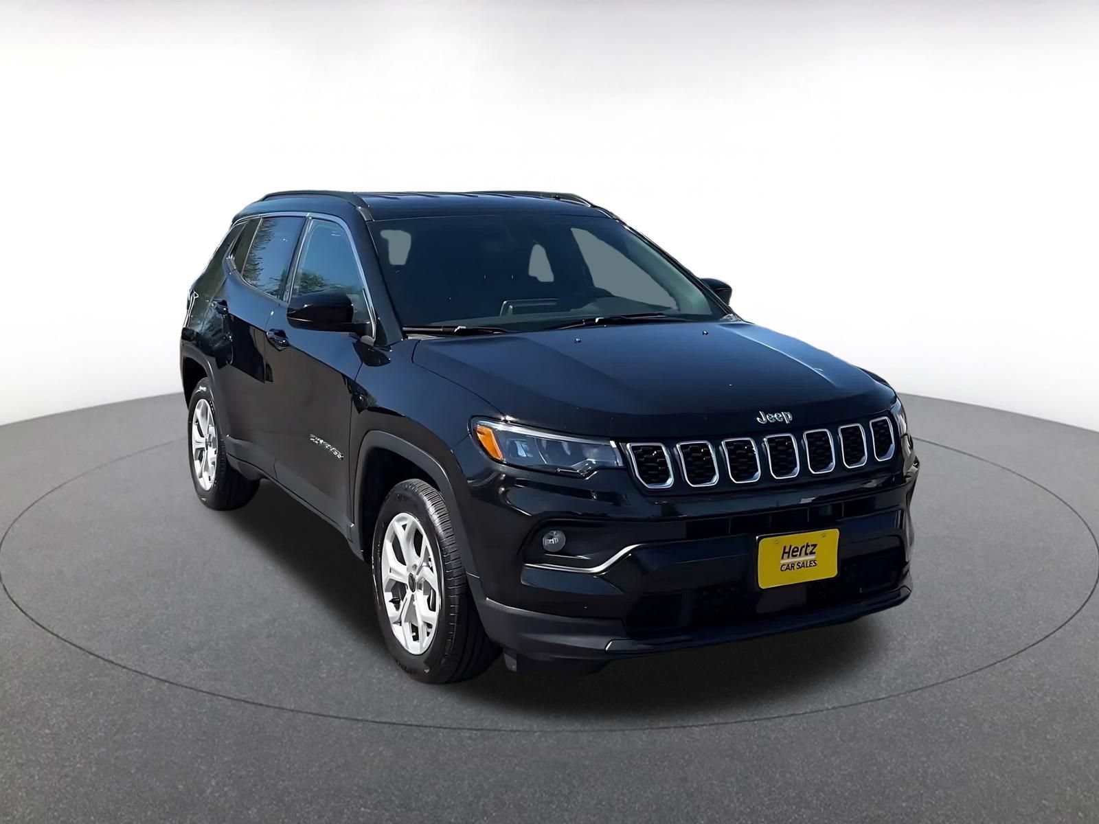 Used 2025 Jeep Compass Latitude AWD/4WD image 3