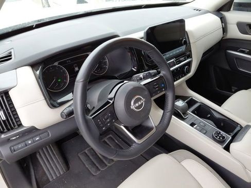 Used 2024 Nissan Pathfinder SL w/ Black Appearance Package image 6