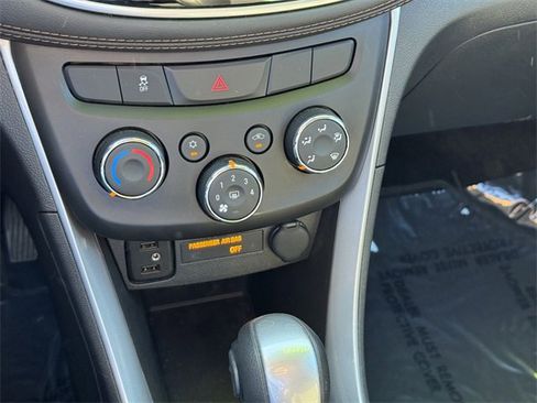 Certified 2022 Chevrolet Trax LT w/ LT Convenience Package image 15