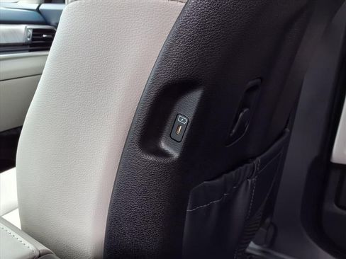 Used 2025 Kia Telluride EX w/ EX Captain's Chair Package image 16