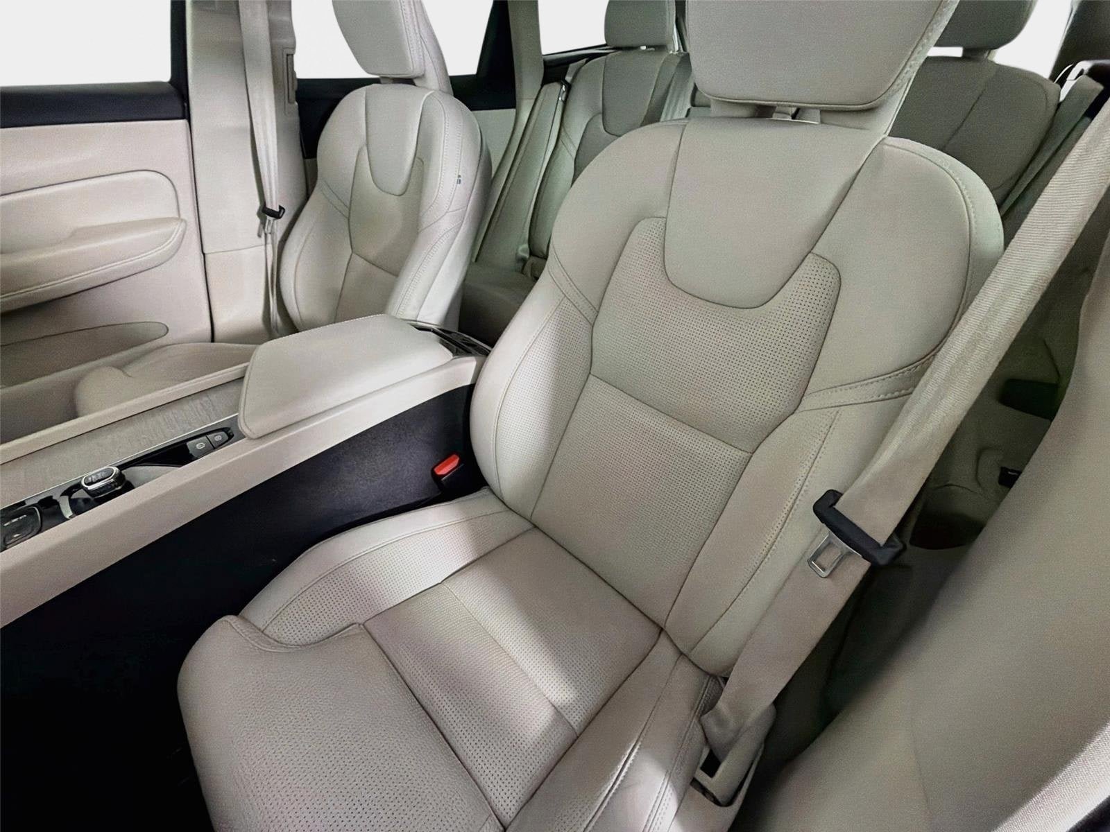 Used 2022 Volvo XC60 B5 Inscription w/ Advanced Package FWD image 11