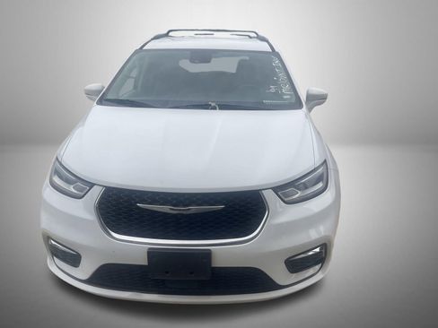 Used 2022 Chrysler Pacifica Touring-L FWD image 2
