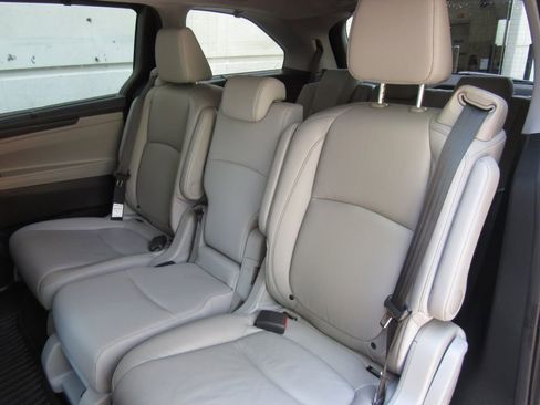 Used 2023 Honda Odyssey Touring image 16