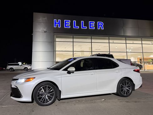 Used 2022 Toyota Camry XLE w/ Navigation Upgrade Package image 3