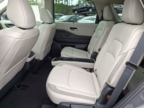 New 2026 Nissan Pathfinder SL image 9
