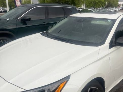 Used 2023 Nissan Altima 2.5 SR w/ SR Premium Package FWD image 2