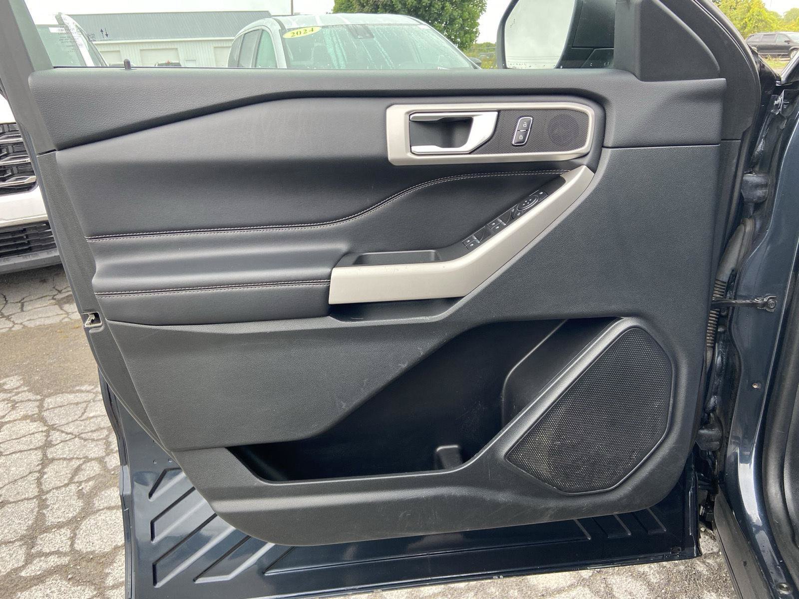 Used 2023 Ford Explorer XLT AWD/4WD image 22