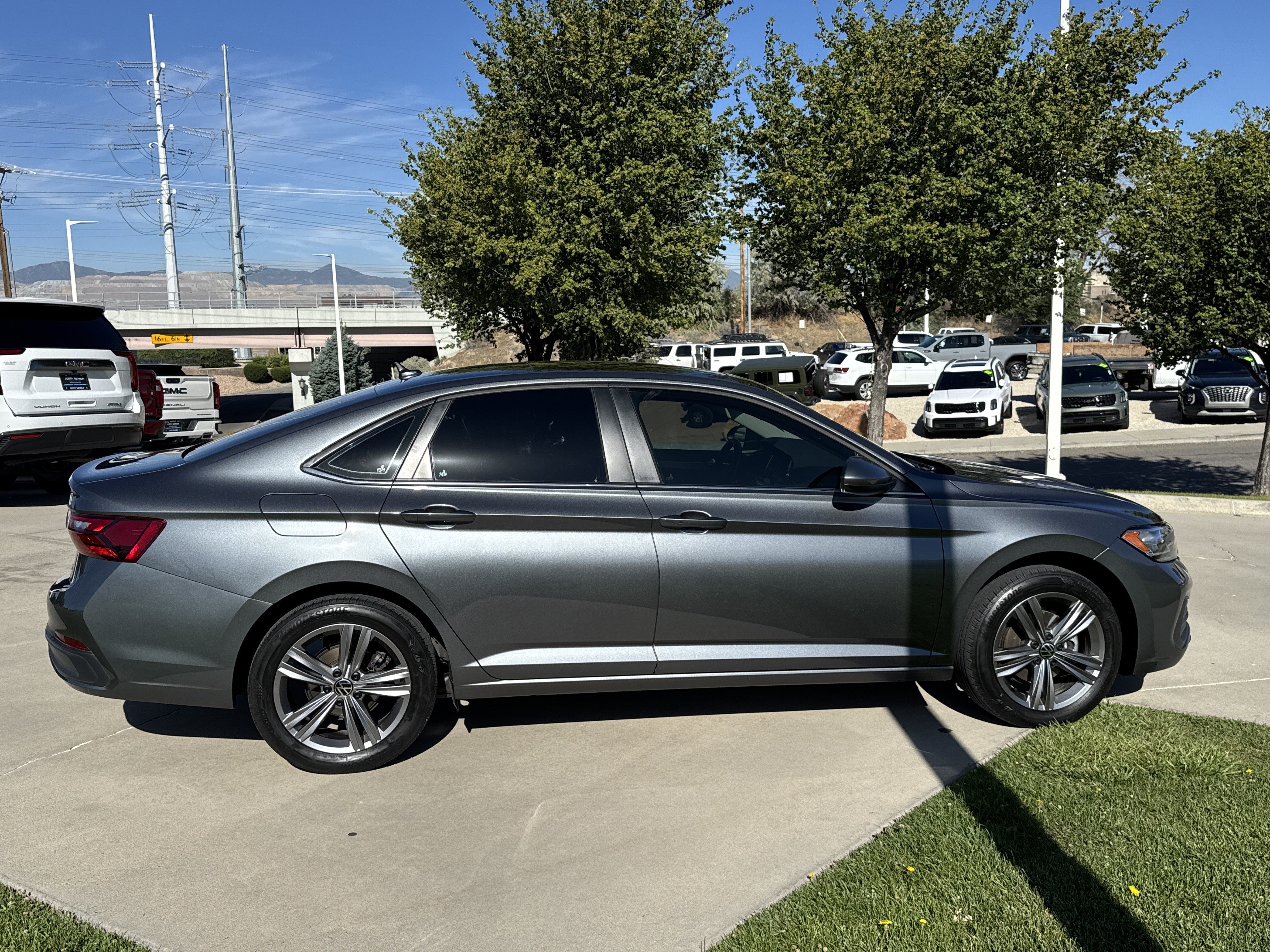 Used 2023 Volkswagen Jetta SE FWD image 6