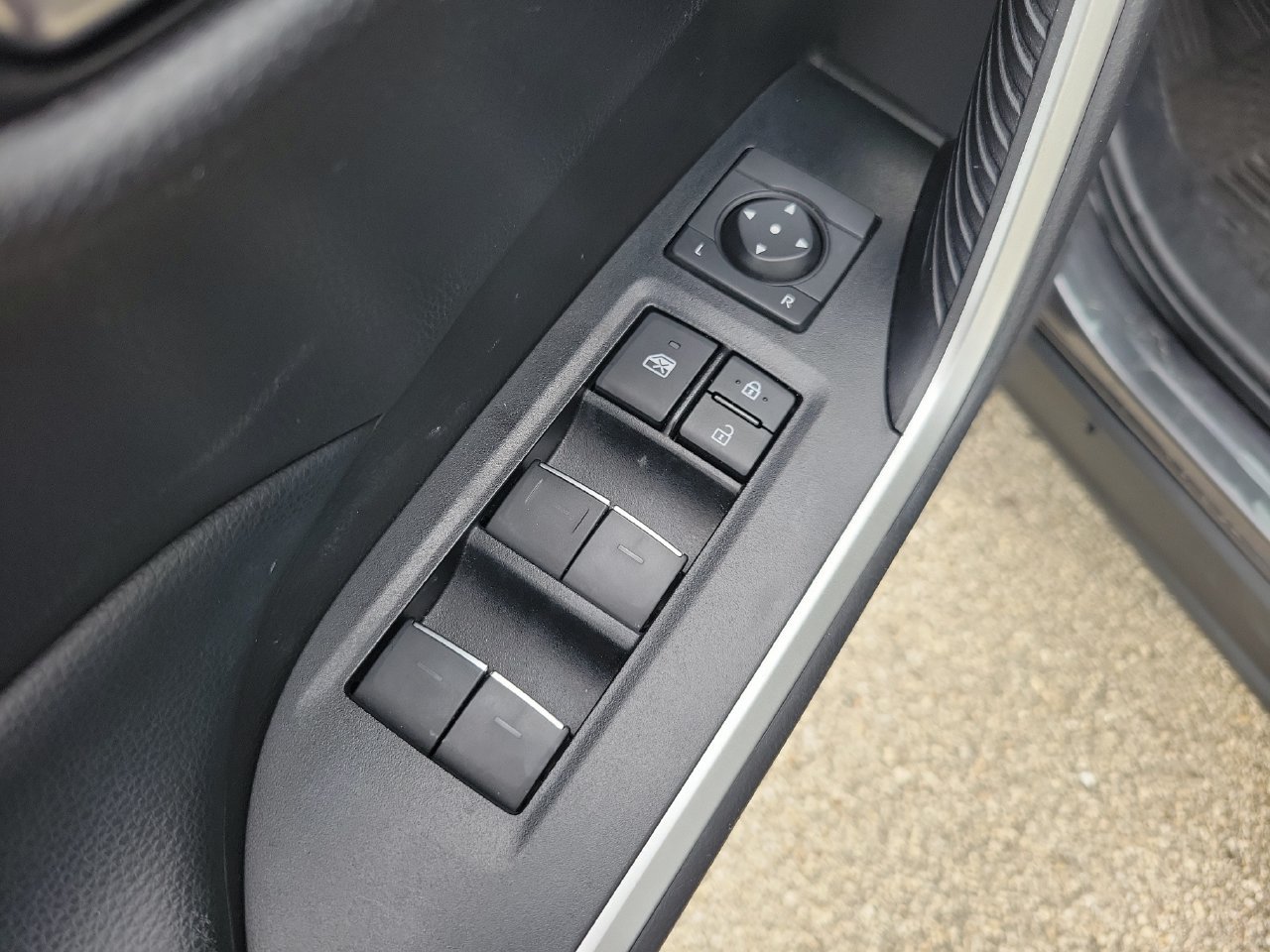 Used 2022 Toyota RAV4 XLE w/ Convenience Package FWD image 15