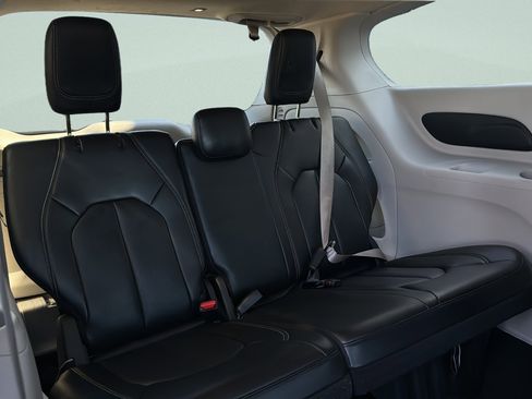 Used 2023 Chrysler Pacifica Touring-L FWD image 26