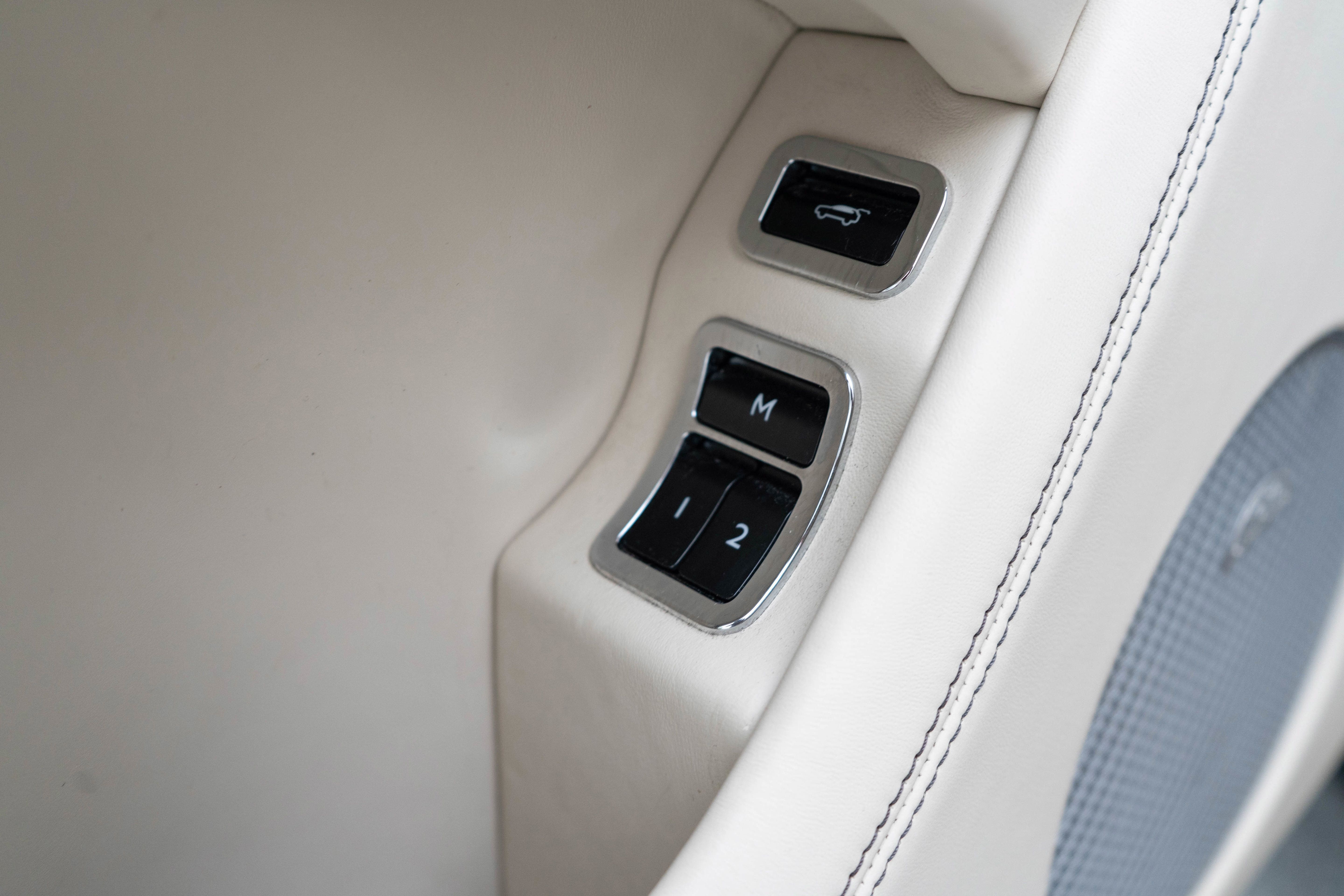 Used 2017 Bentley Bentayga AWD/4WD image 13