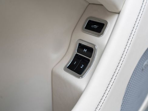 Used 2017 Bentley Bentayga image 13