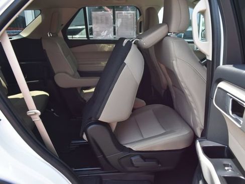 Used 2023 Ford Explorer XLT AWD/4WD image 39