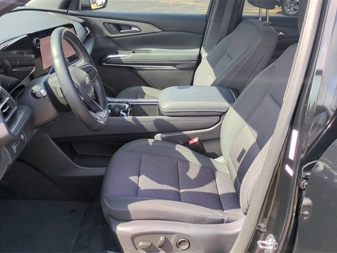 Used 2025 Chevrolet Traverse LT image 8